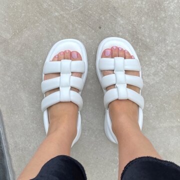 쿠거 쥴리아나 가죽 샌들-화이트