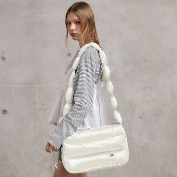 크라프얀 패디드 라지 크로스백 글로시아이보리