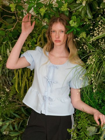 엠보 리본 퍼프 블라우스 (Light Blue)