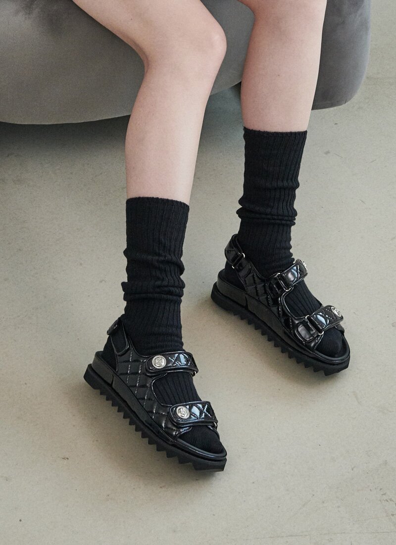 EO1001 Enamel velcro sandals_black