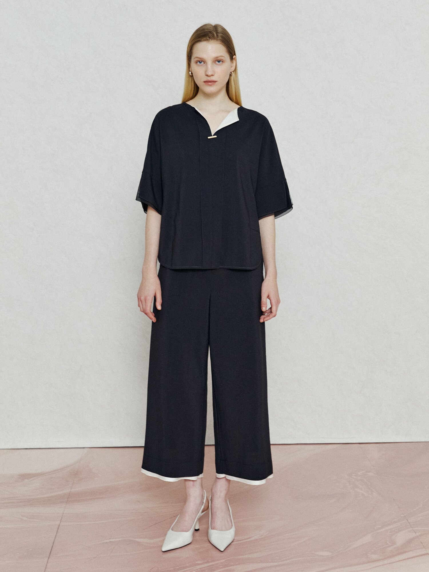 배색 디테일 링 클로징 블라우스 (BLACK)