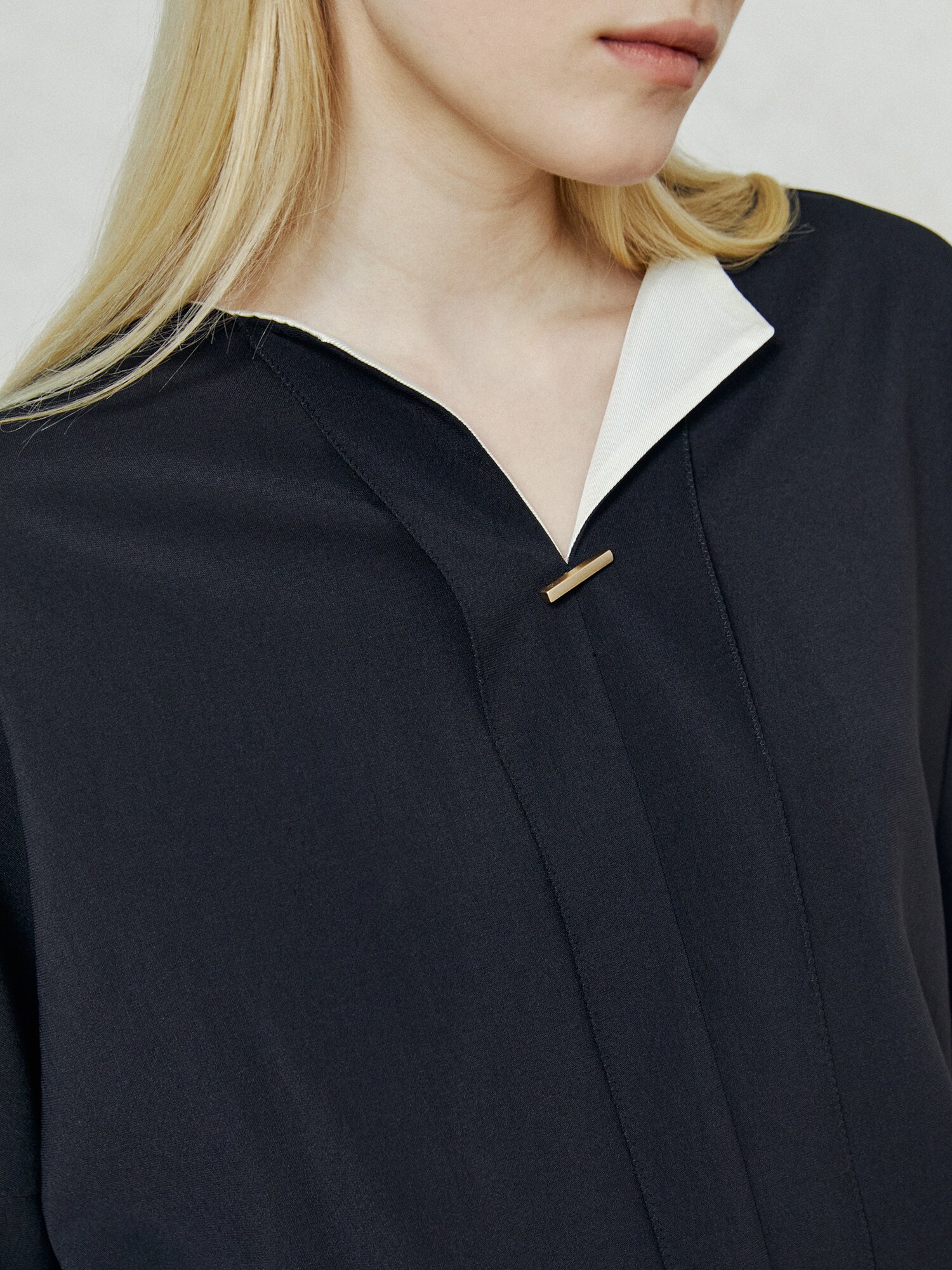 배색 디테일 링 클로징 블라우스 (BLACK)