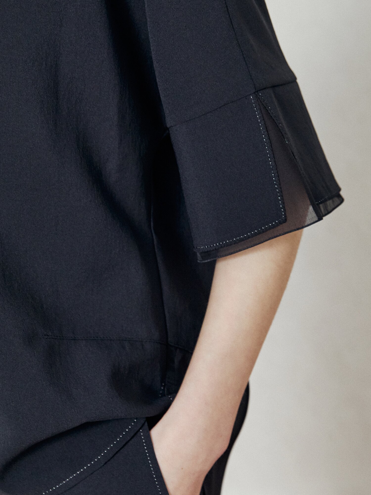 배색 디테일 링 클로징 블라우스 (BLACK)