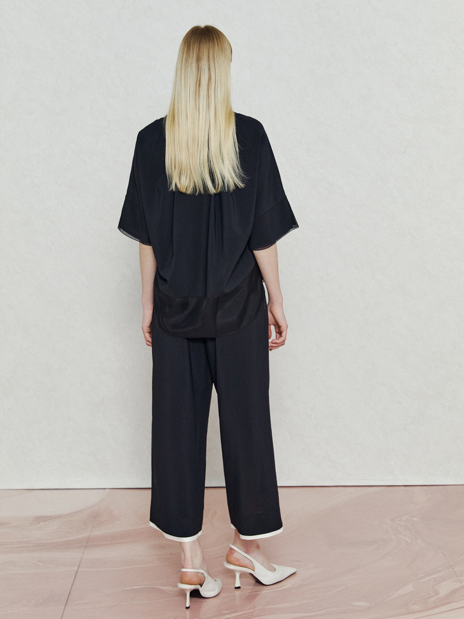 배색 디테일 링 클로징 블라우스 (BLACK)