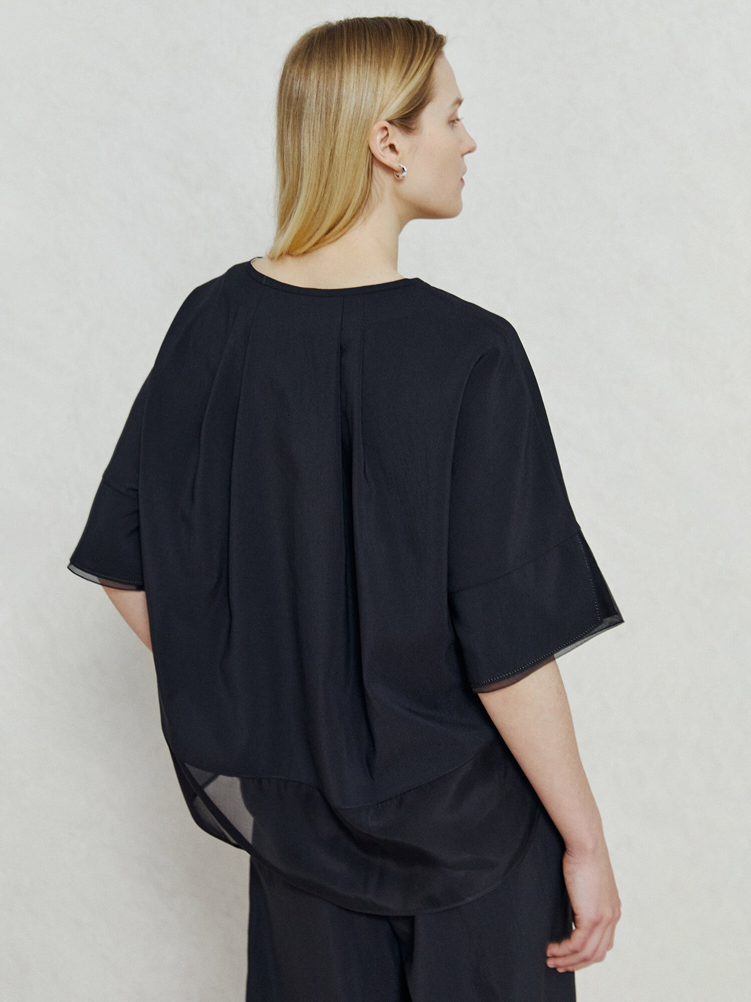 배색 디테일 링 클로징 블라우스 (BLACK)