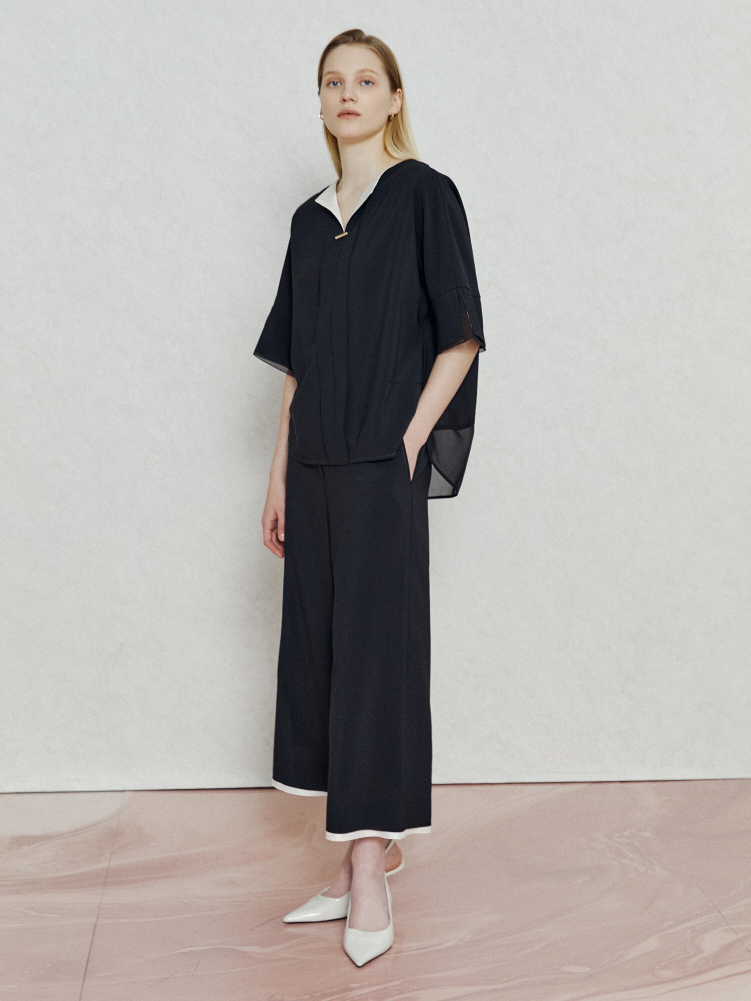 배색 디테일 링 클로징 블라우스 (BLACK)