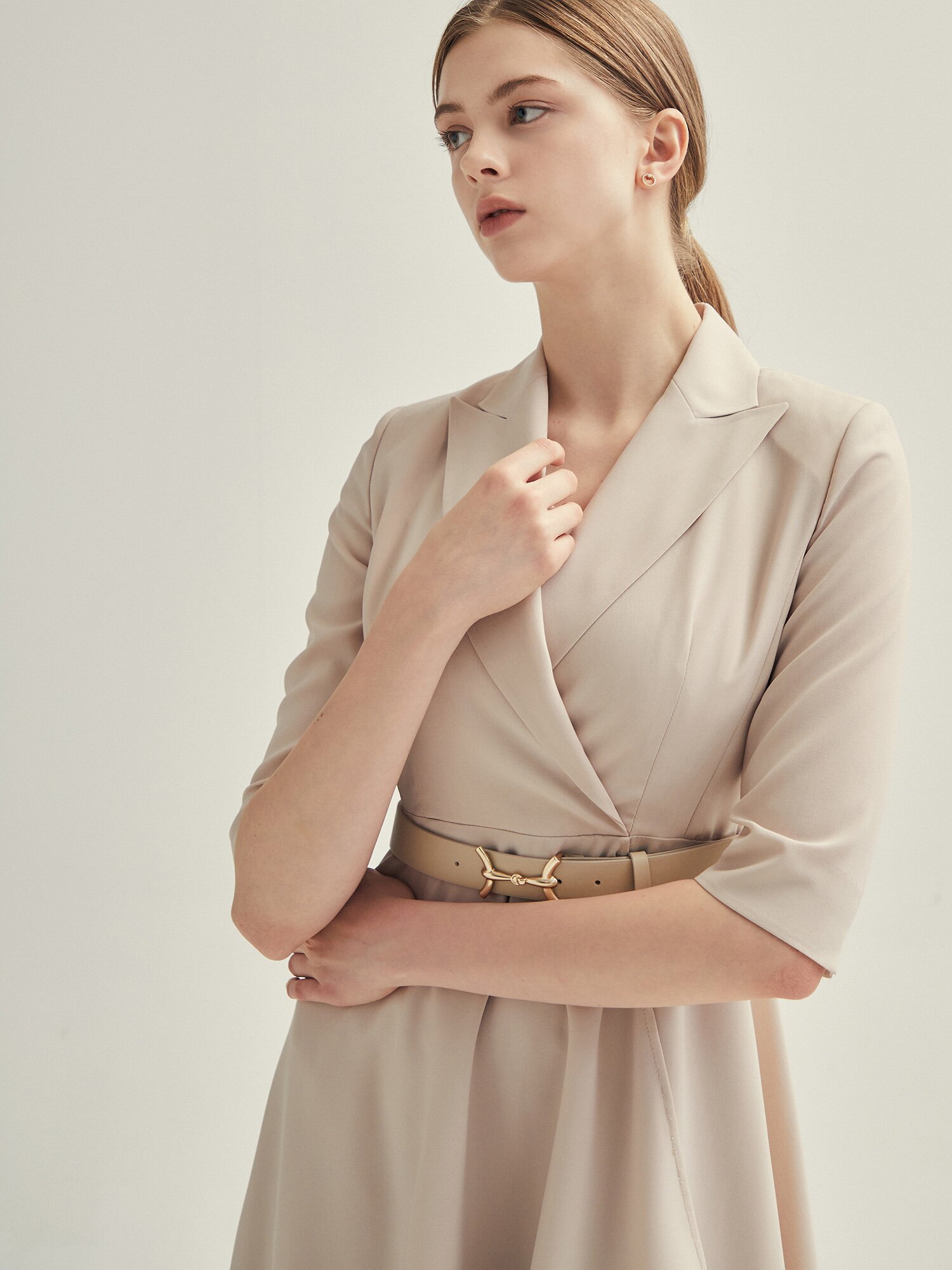 드레이프 피크드 라펠 원피스 (BEIGE)
