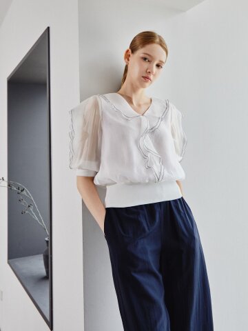 스티치 러플 브이넥 블라우스 