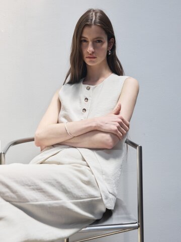 슬림핏 버튼 라운드넥 베스트 