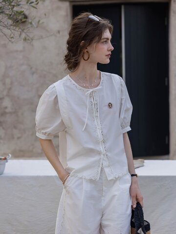 DA_Wrinkle cut-out embroidered top