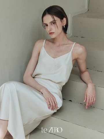 [2컬러] 르제로 실키 브이넥 슬리브리스
