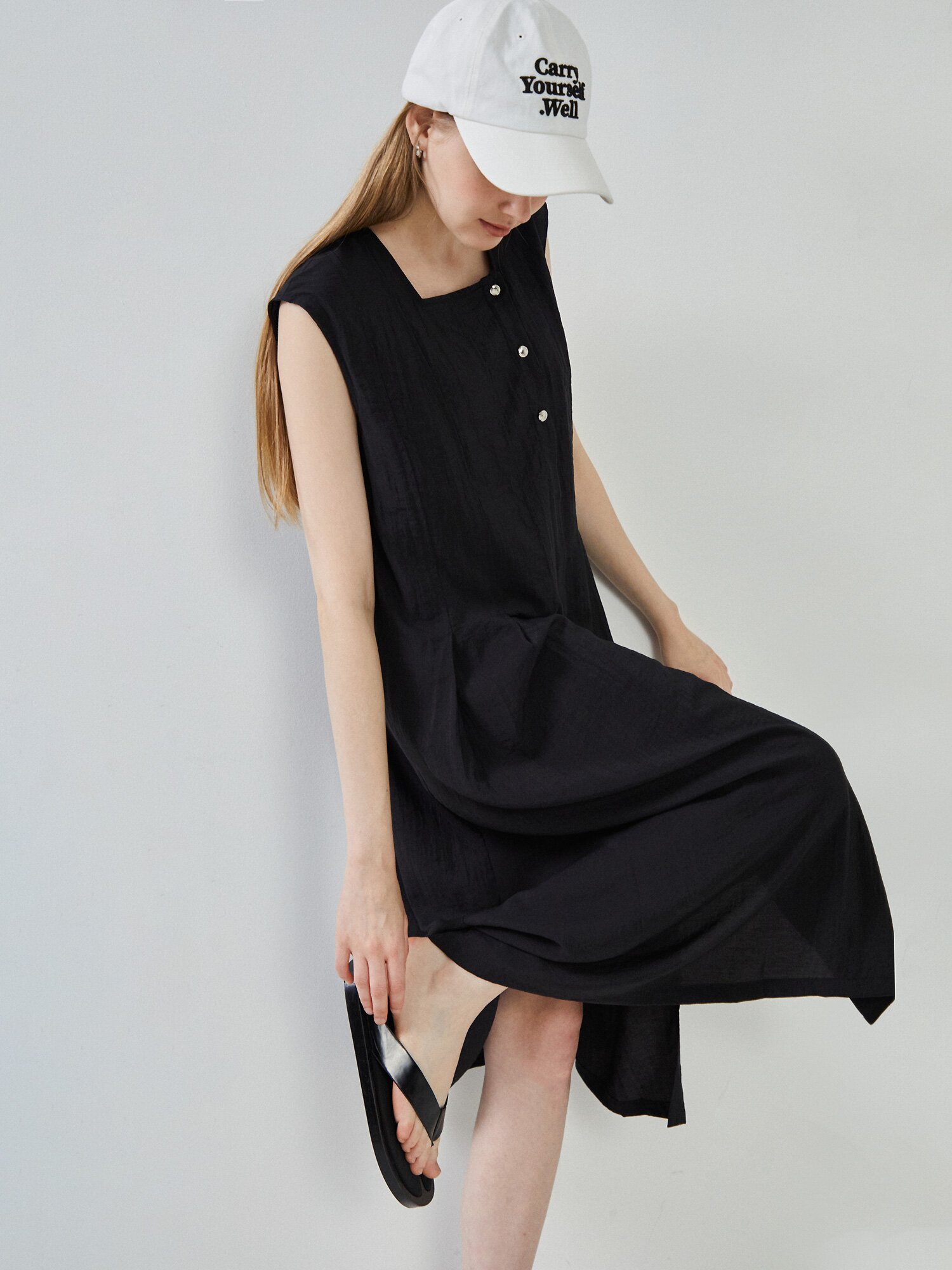 핀턱 슬리브리스 스퀘어넥 원피스 (BLACK)