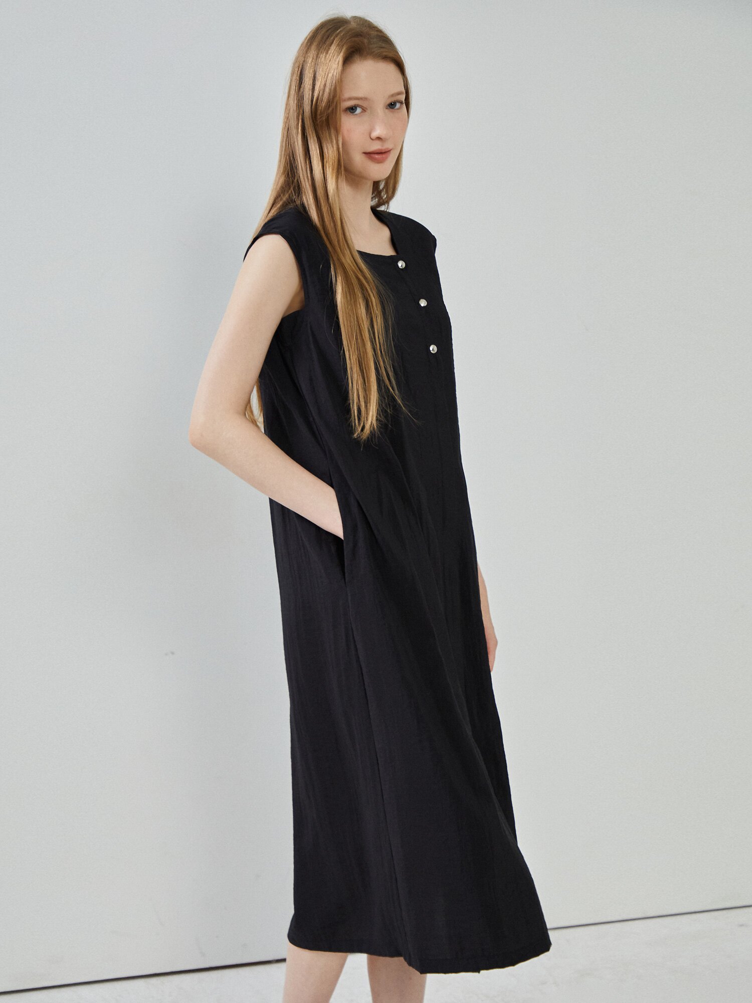 핀턱 슬리브리스 스퀘어넥 원피스 (BLACK)