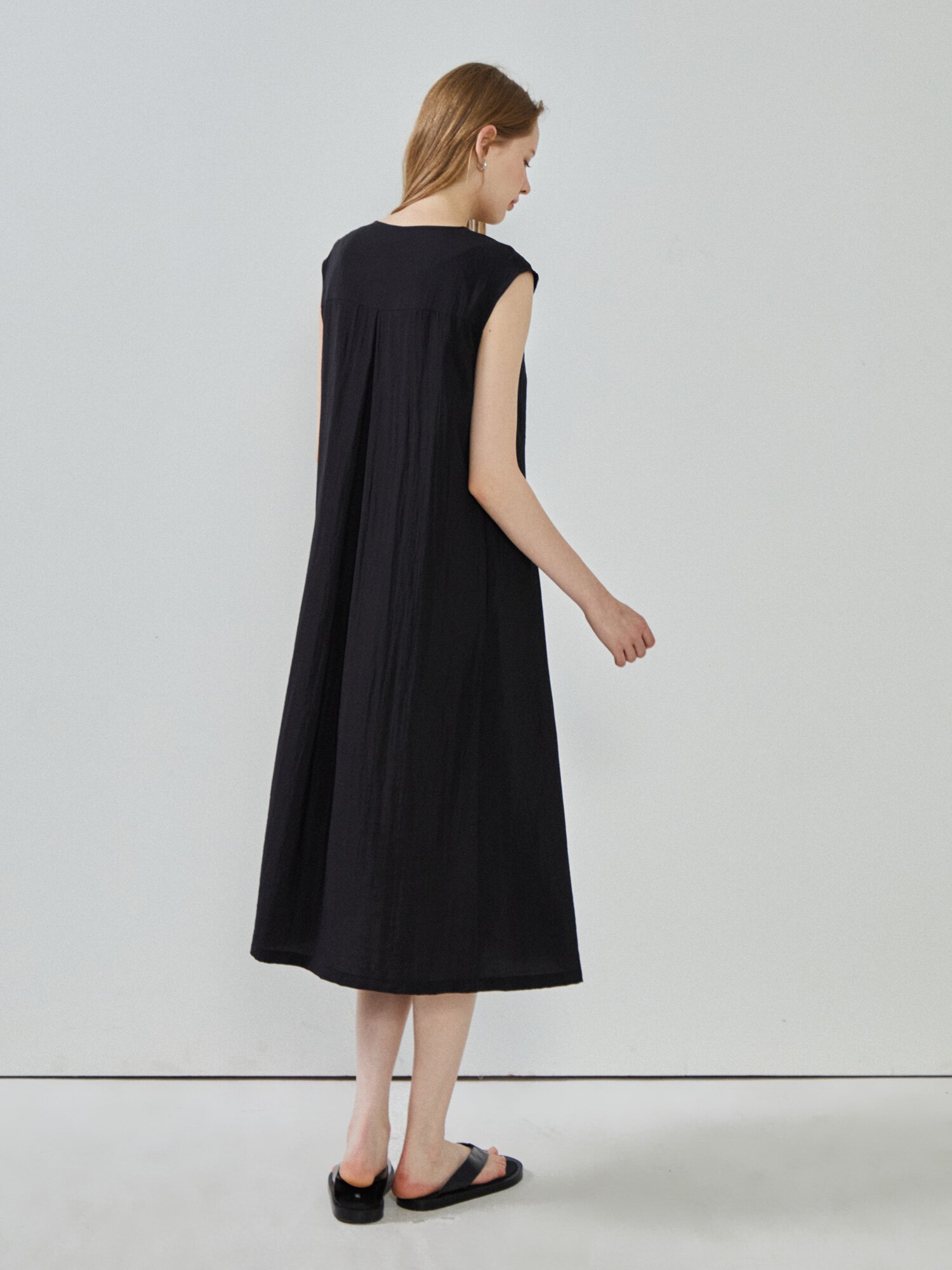 핀턱 슬리브리스 스퀘어넥 원피스 (BLACK)