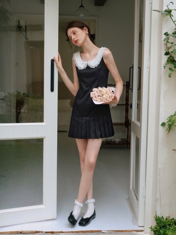 Cest_Lace lapel pleated sleeveless dress