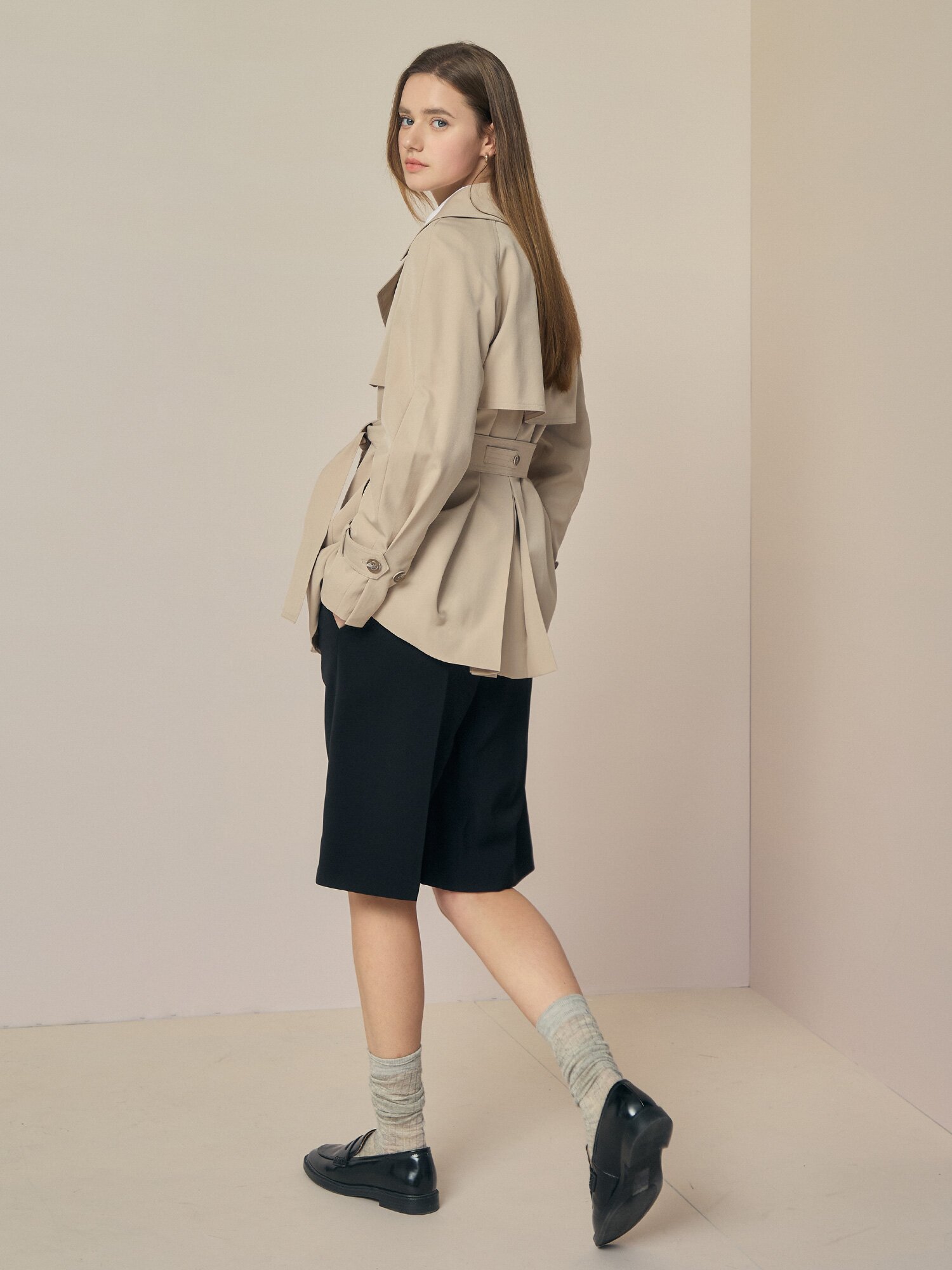 백 플리츠 더블 하프 트렌치 코트 (BEIGE)