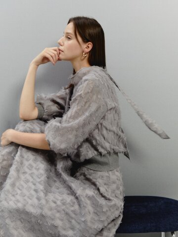 텍스처 퍼프 하프넥 블라우스 