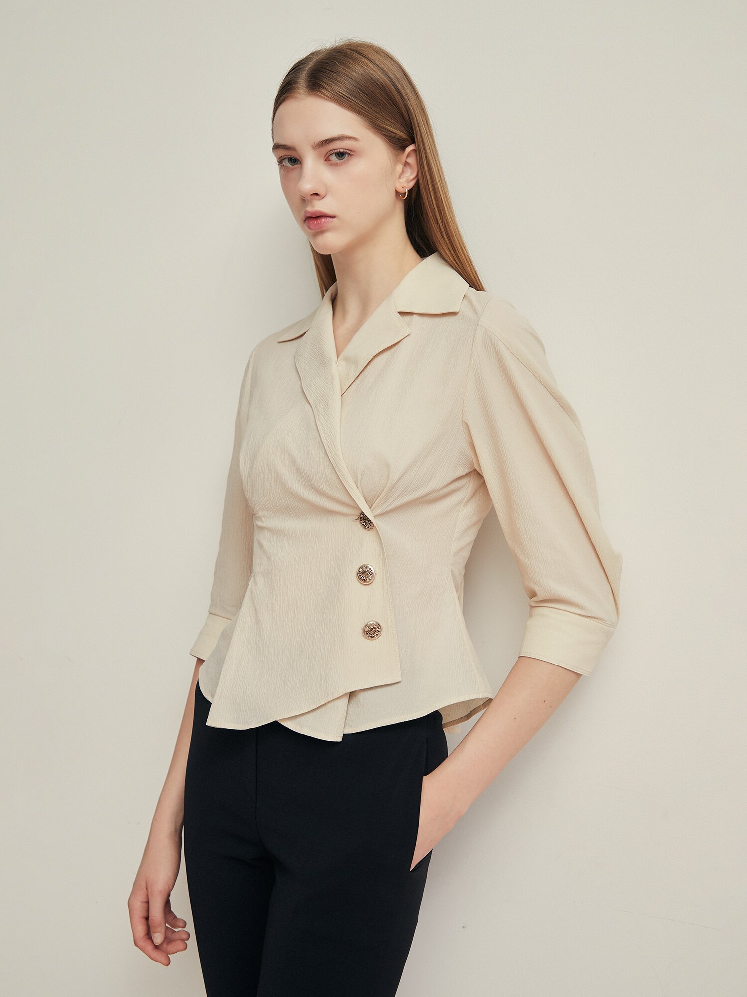 사이드 버튼 슬림 칼라 블라우스 (LIGHT BEIGE)