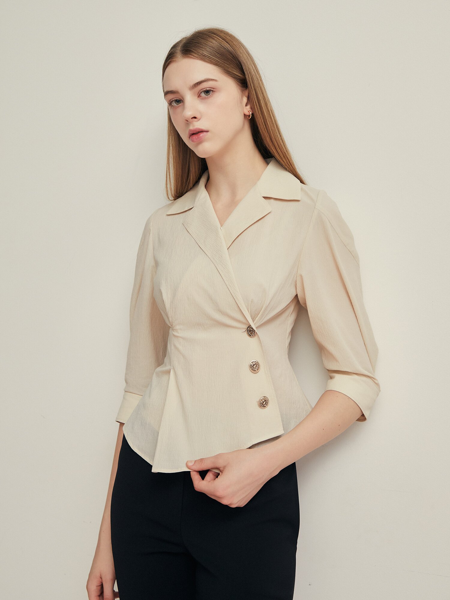 사이드 버튼 슬림 칼라 블라우스 (LIGHT BEIGE)