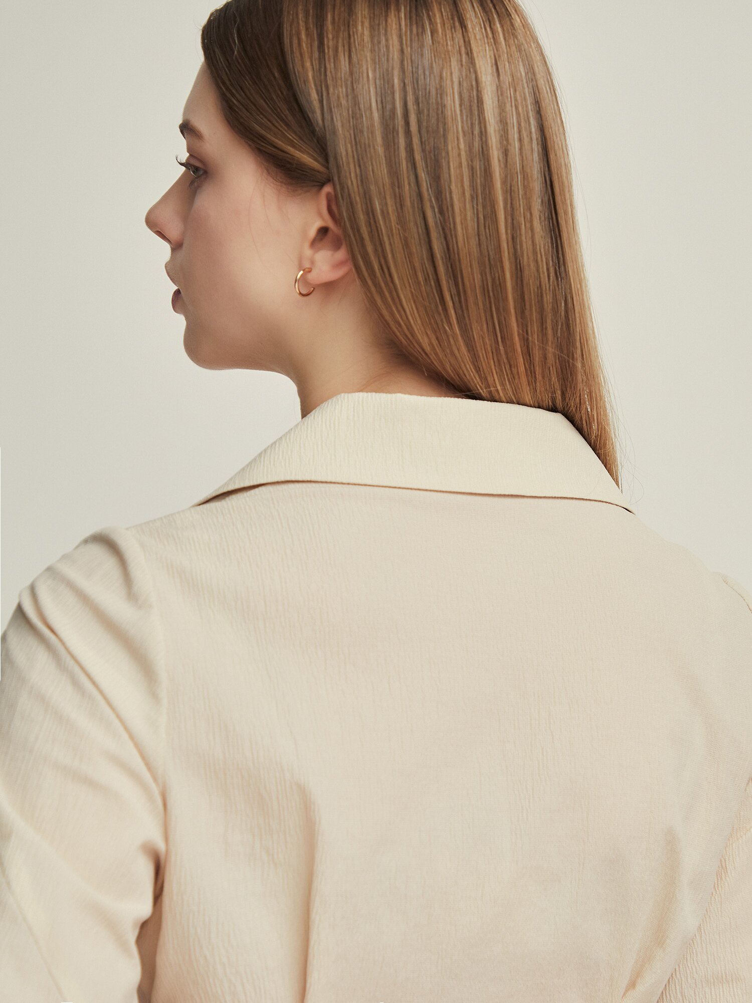 사이드 버튼 슬림 칼라 블라우스 (LIGHT BEIGE)