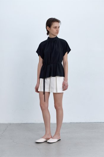 SEERSUCKER HALF NECK SHIRRING BLOUSE BLACK