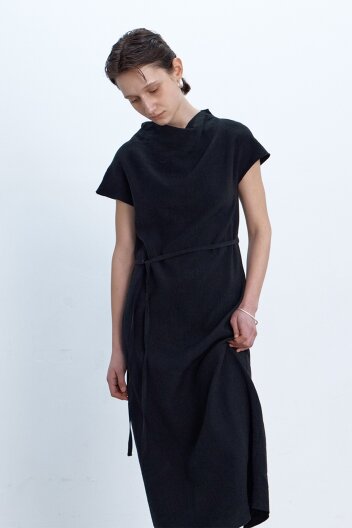 PLEATED LONG ONE-PIECE BLACK