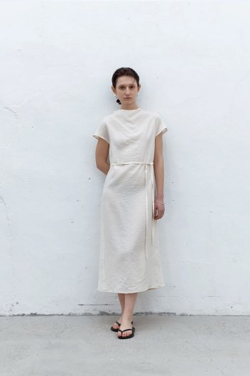 PLEATED LONG ONE-PIECE WHITE