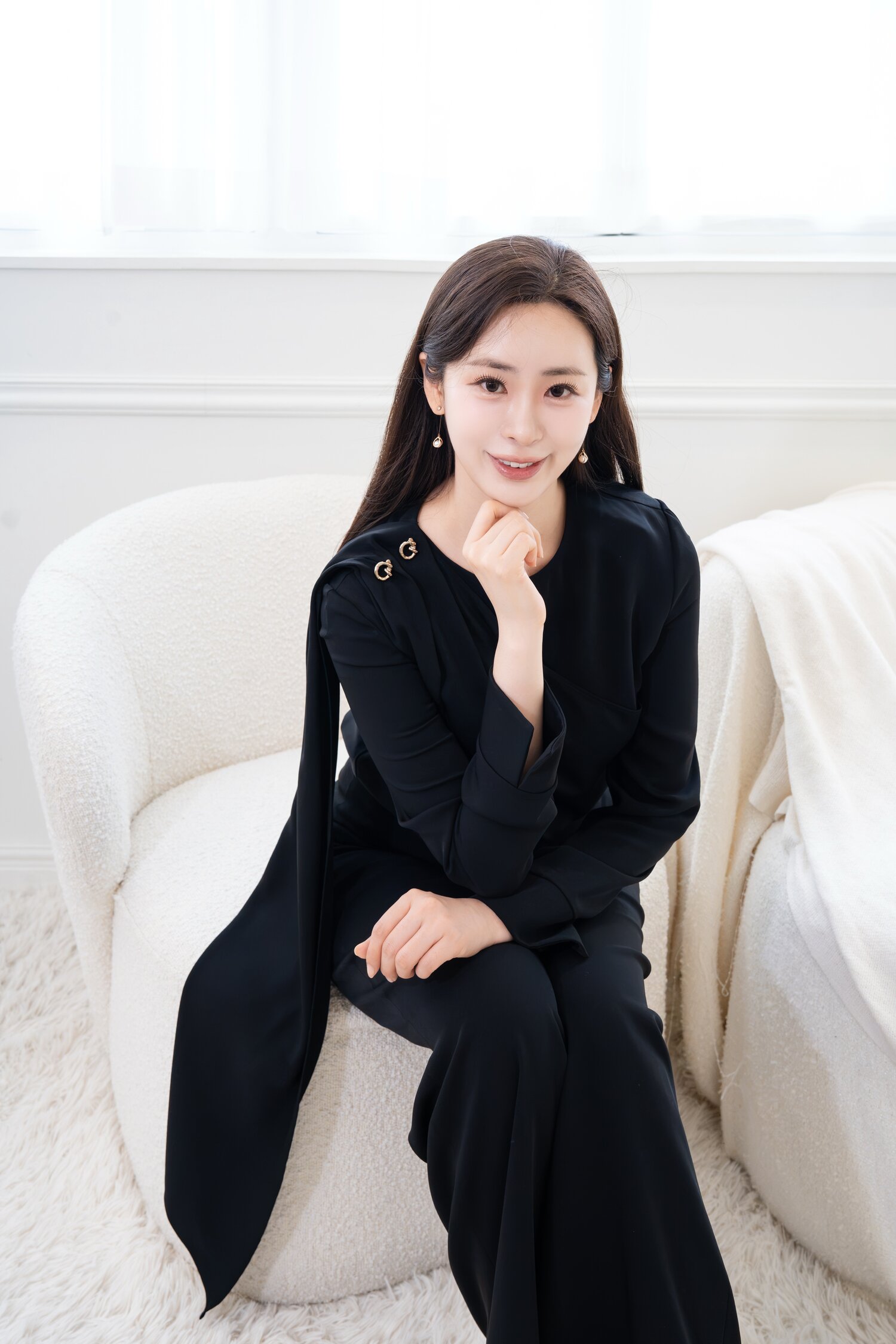 모네 숄더 포인트 블라우스 (BLACK)