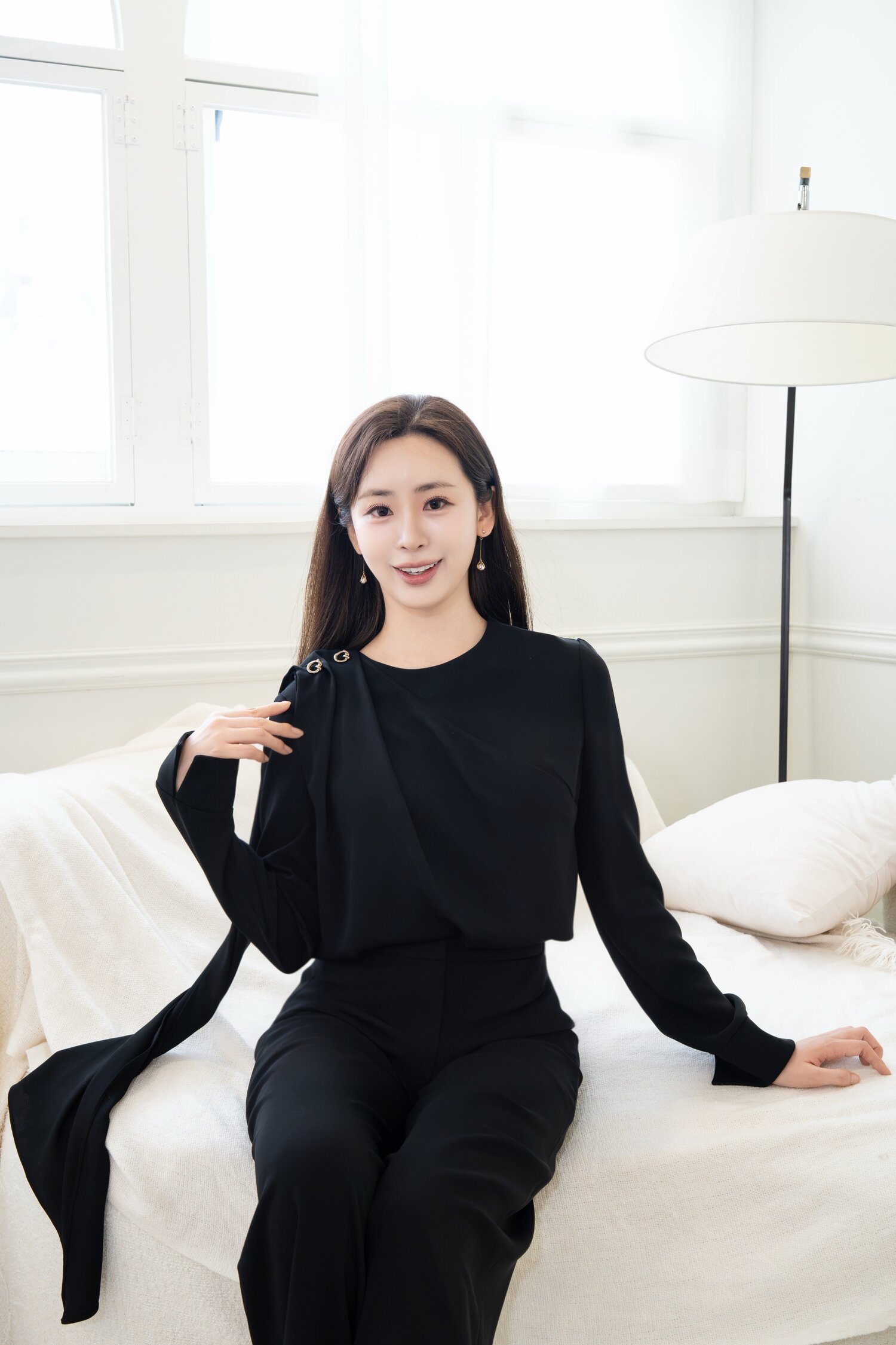 모네 숄더 포인트 블라우스 (BLACK)