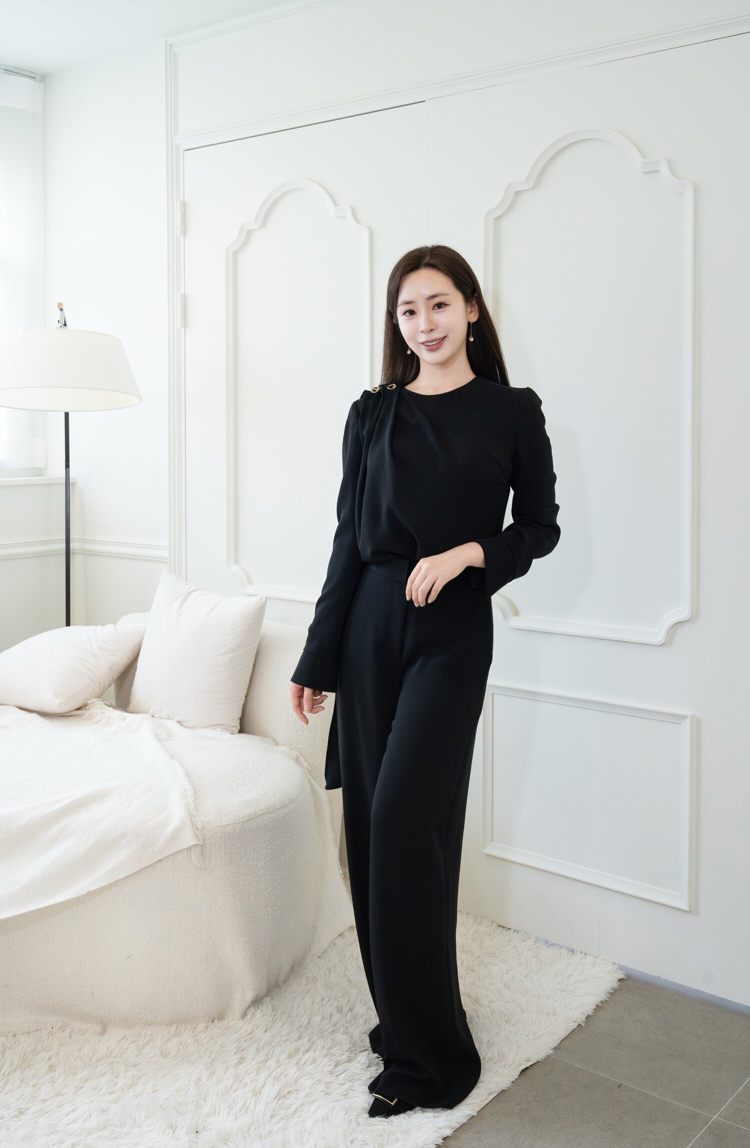 모네 숄더 포인트 블라우스 (BLACK)