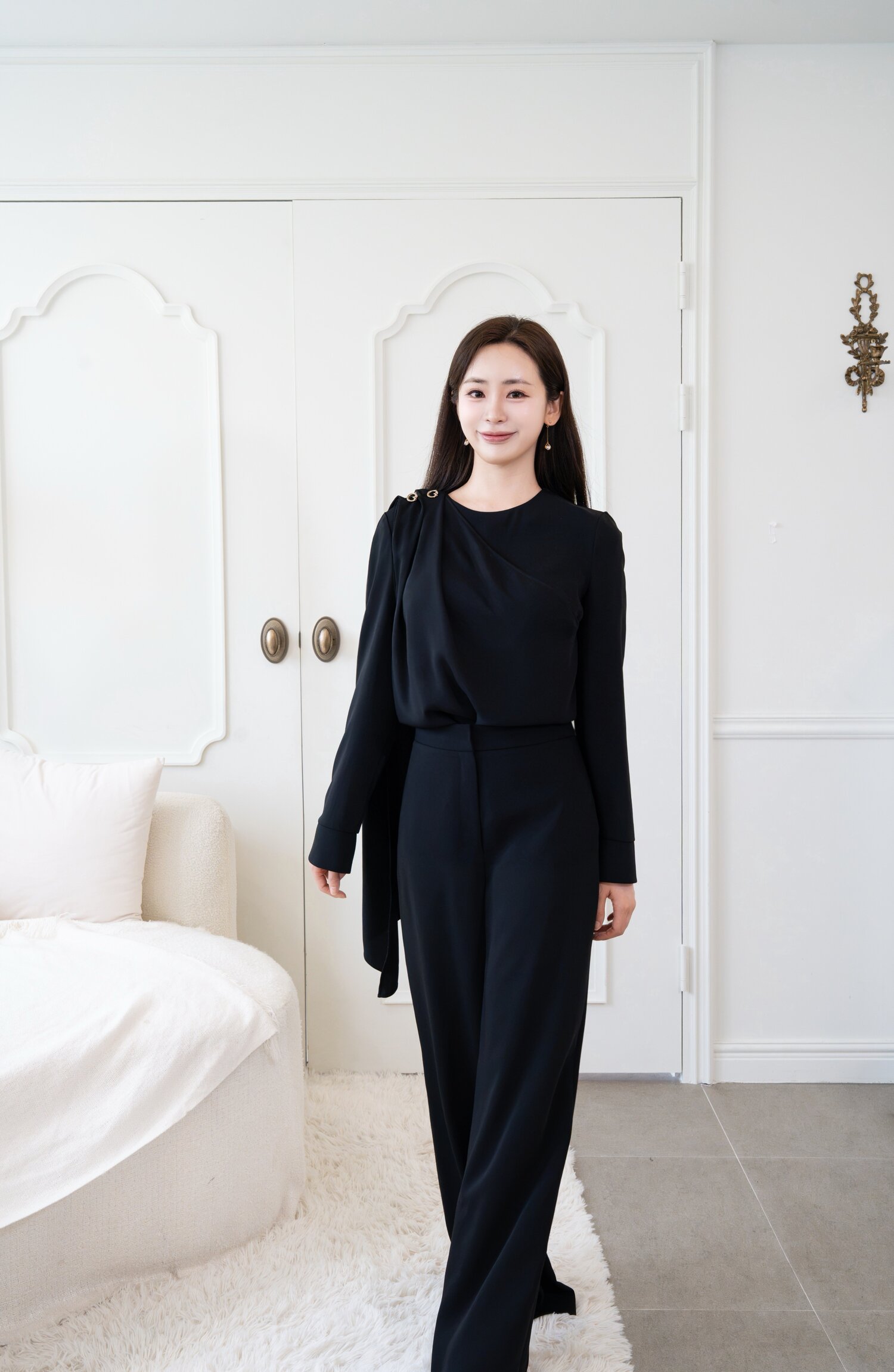 모네 숄더 포인트 블라우스 (BLACK)