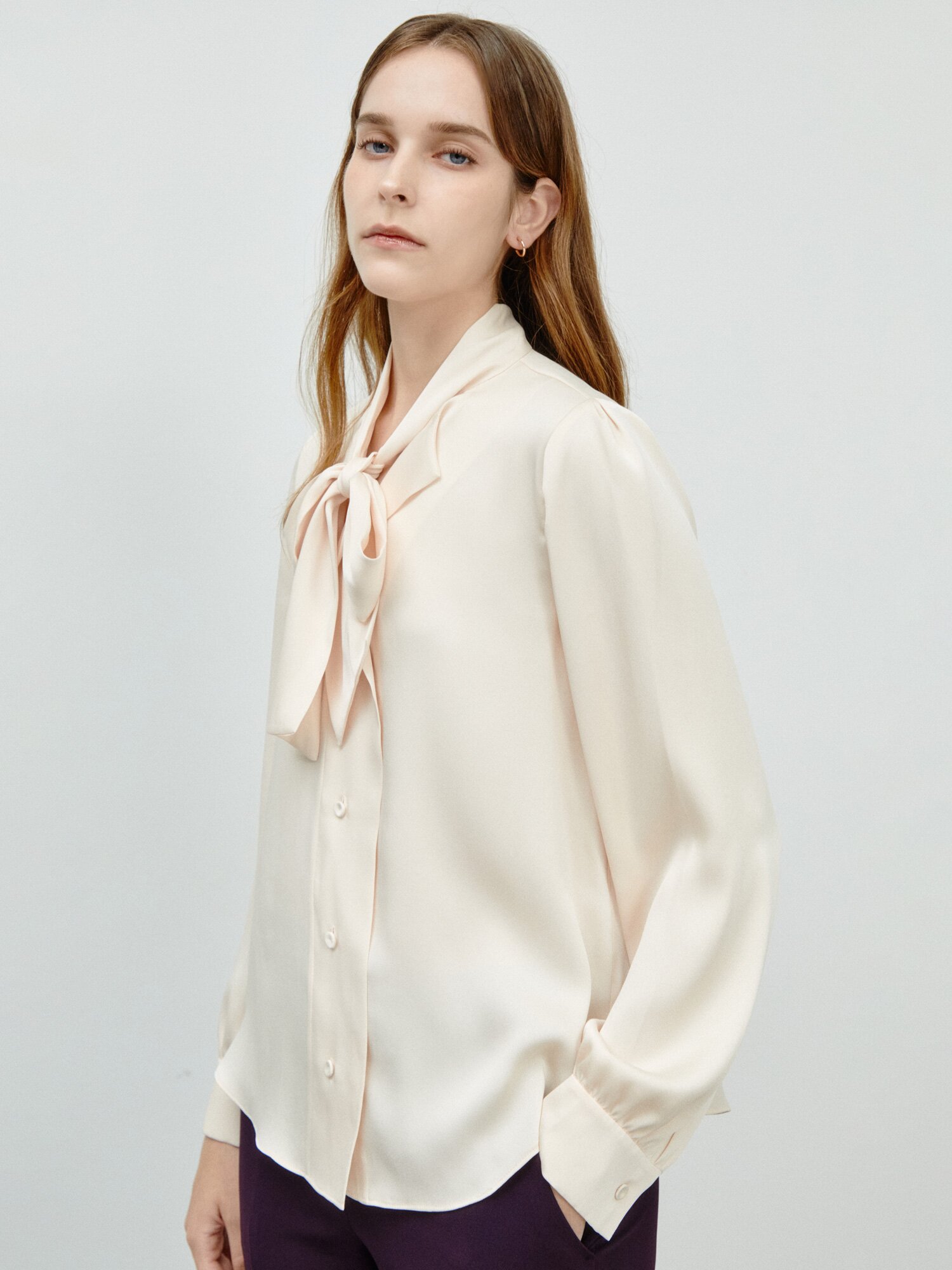 셔링 테일러드 칼라 블라우스 (LIGHT BEIGE)