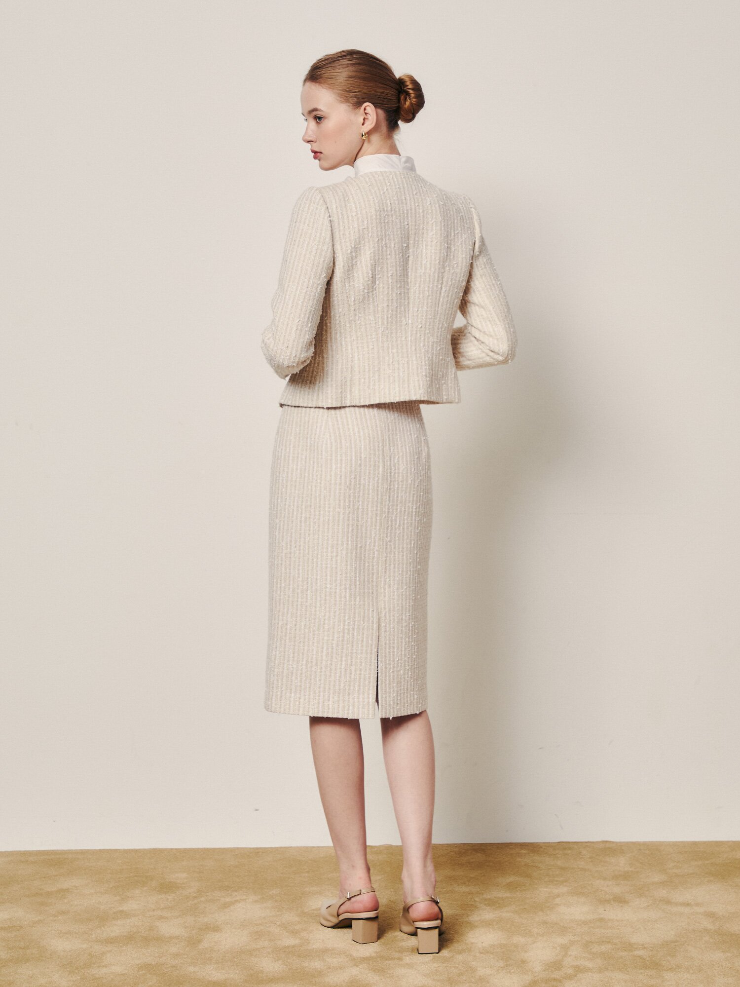 스톤 라운드넥 크롭 트위드 재킷 (LIGHT BEIGE)