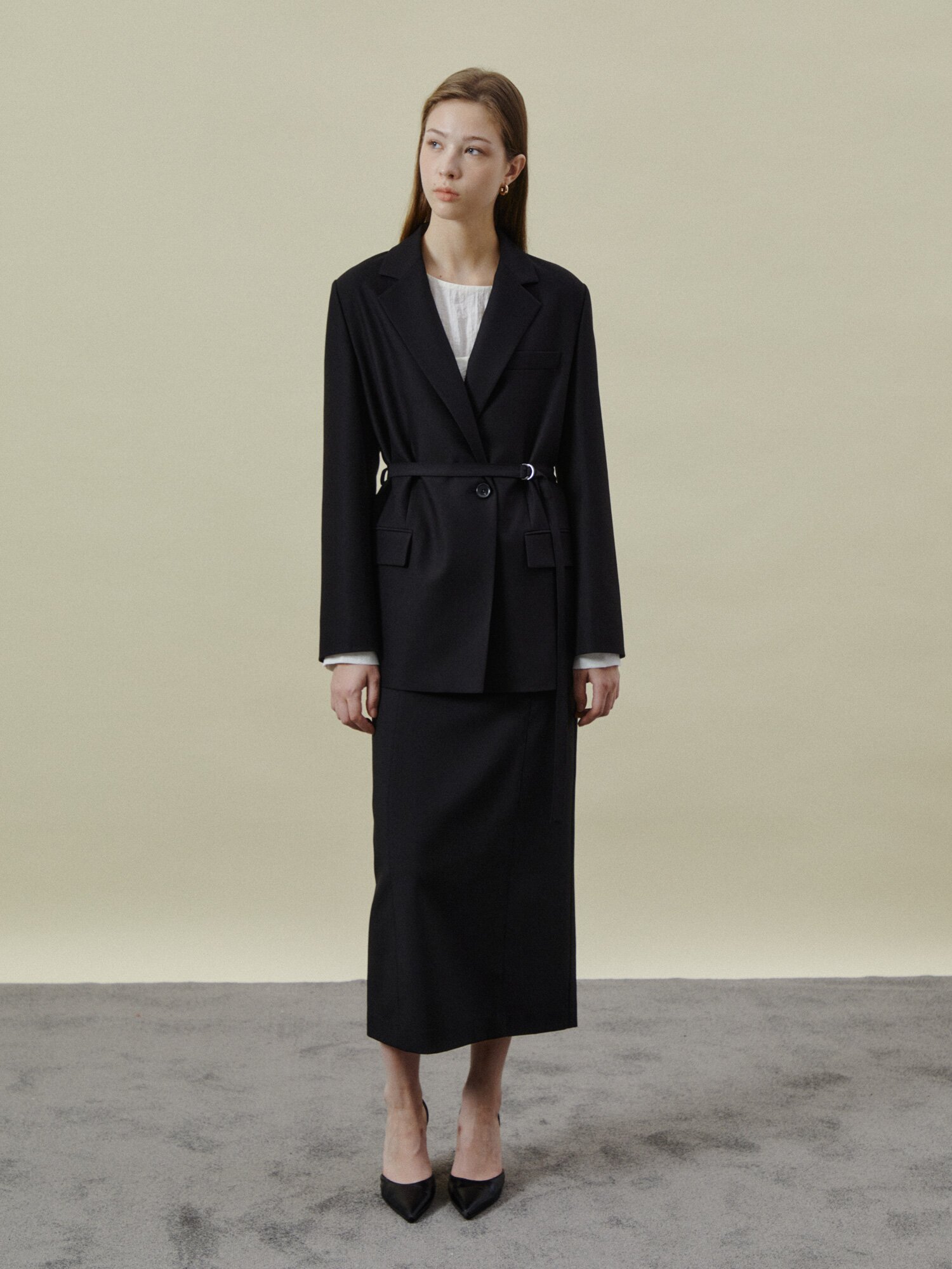 벨티드 원버튼 테일러드 재킷 (BLACK)