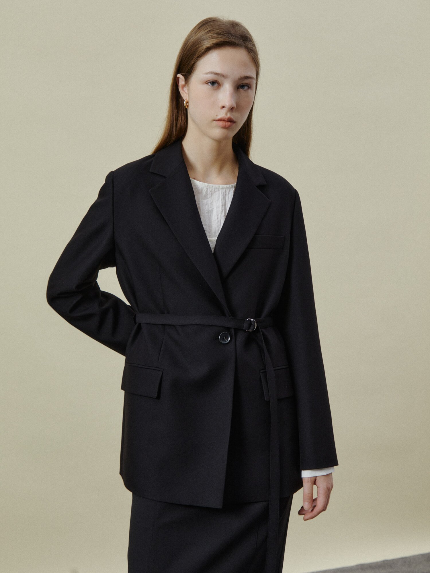 벨티드 원버튼 테일러드 재킷 (BLACK)