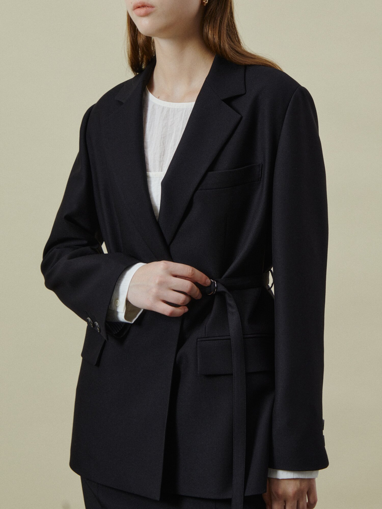 벨티드 원버튼 테일러드 재킷 (BLACK)