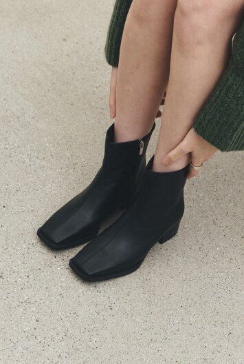EO2512B Square Ankle Boot