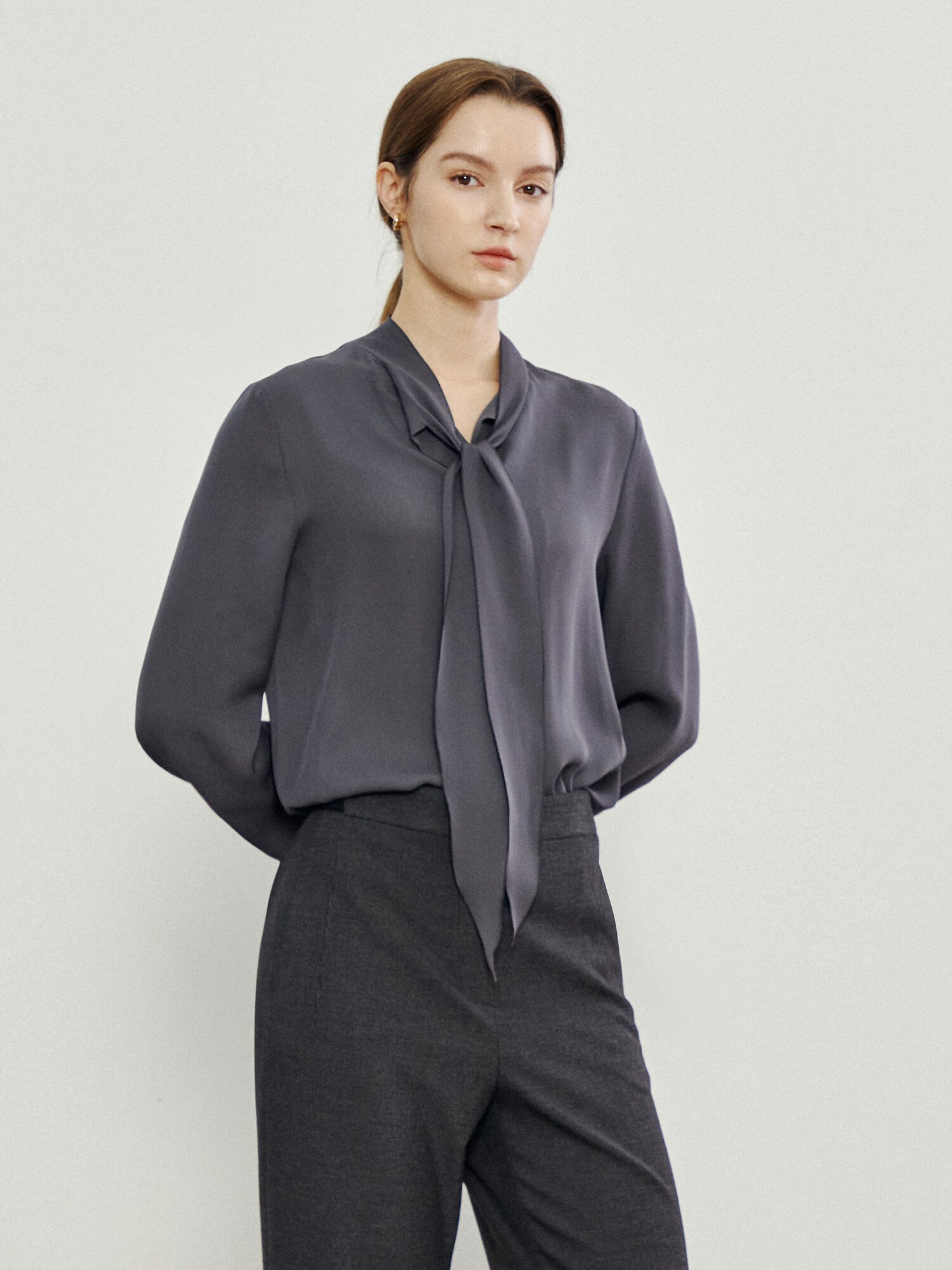 하이넥 타이 블라우스 (DARK GREY)