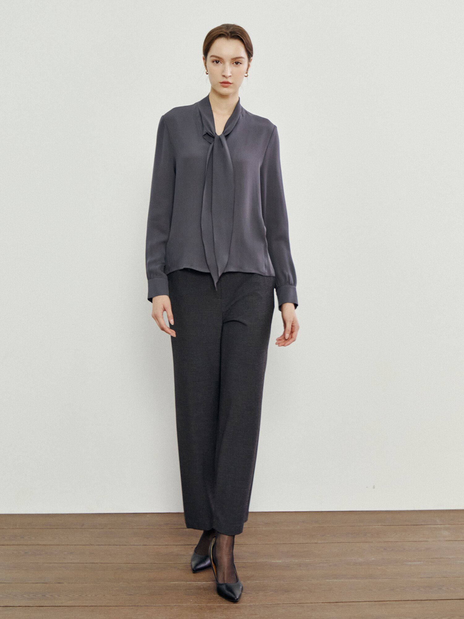 하이넥 타이 블라우스 (DARK GREY)