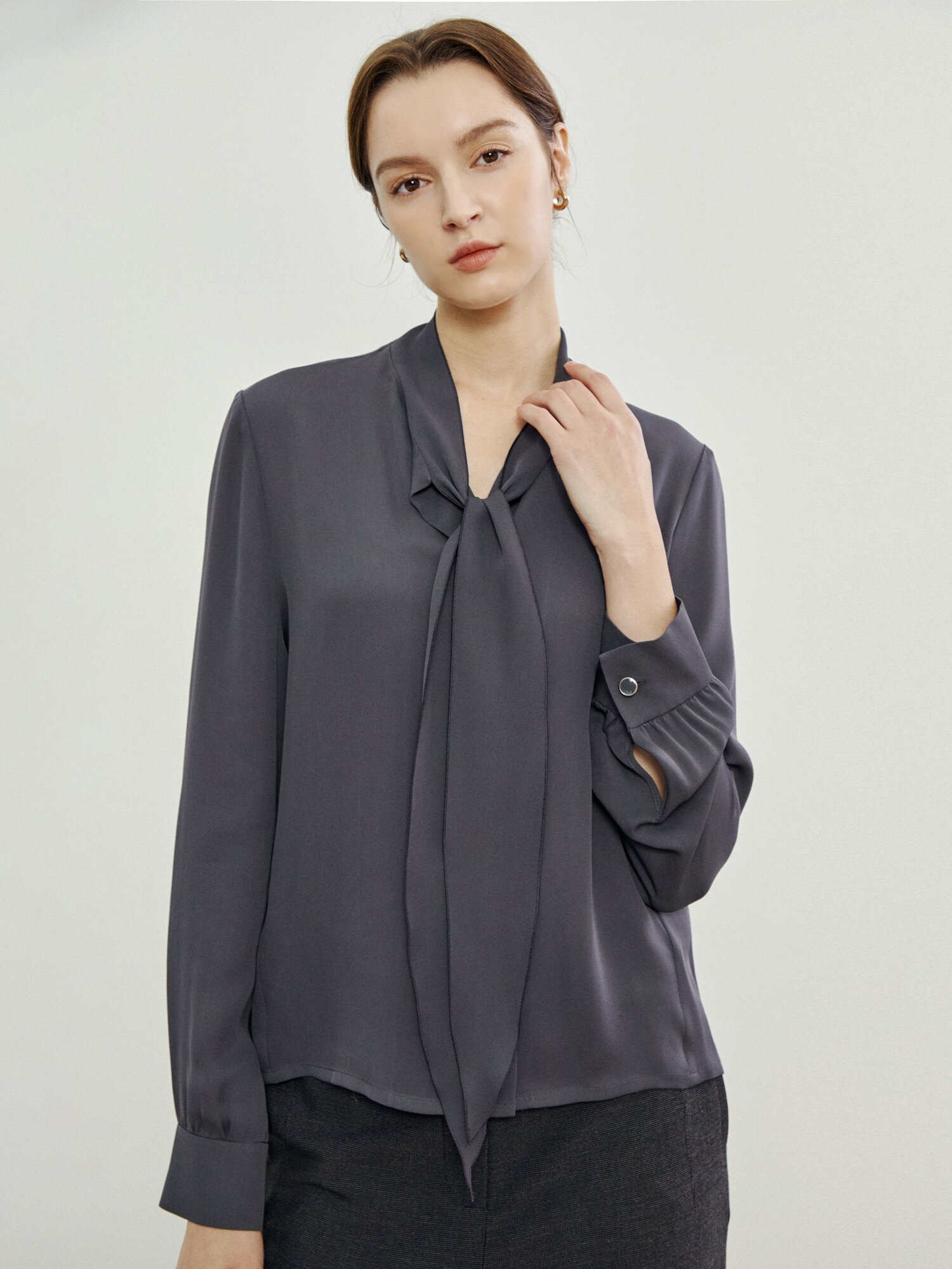 하이넥 타이 블라우스 (DARK GREY)