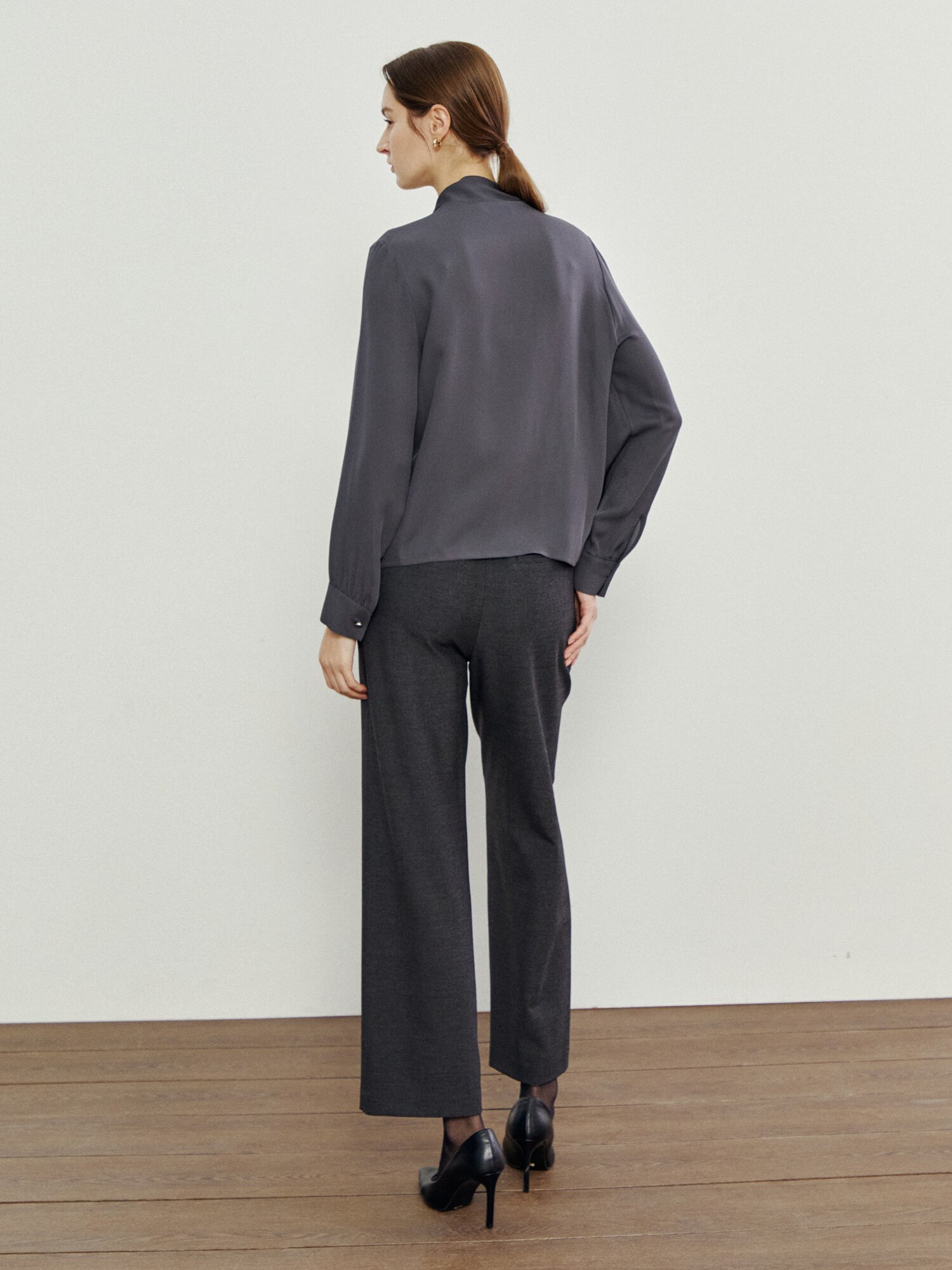 하이넥 타이 블라우스 (DARK GREY)