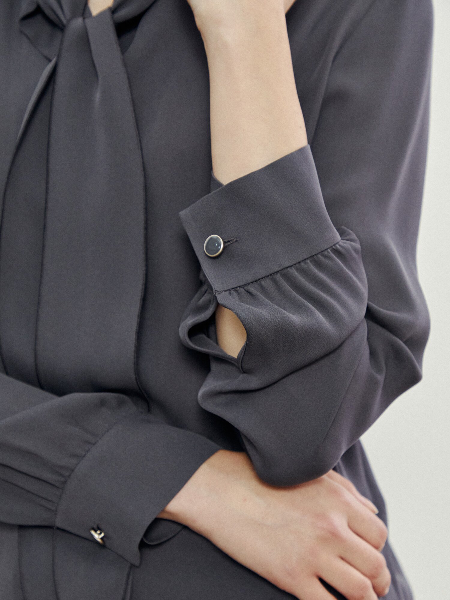 하이넥 타이 블라우스 (DARK GREY)