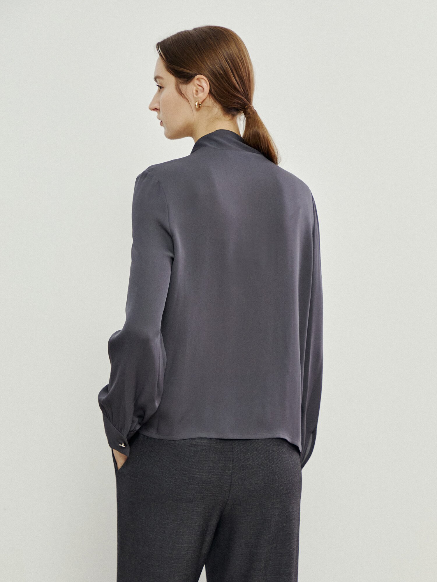 하이넥 타이 블라우스 (DARK GREY)