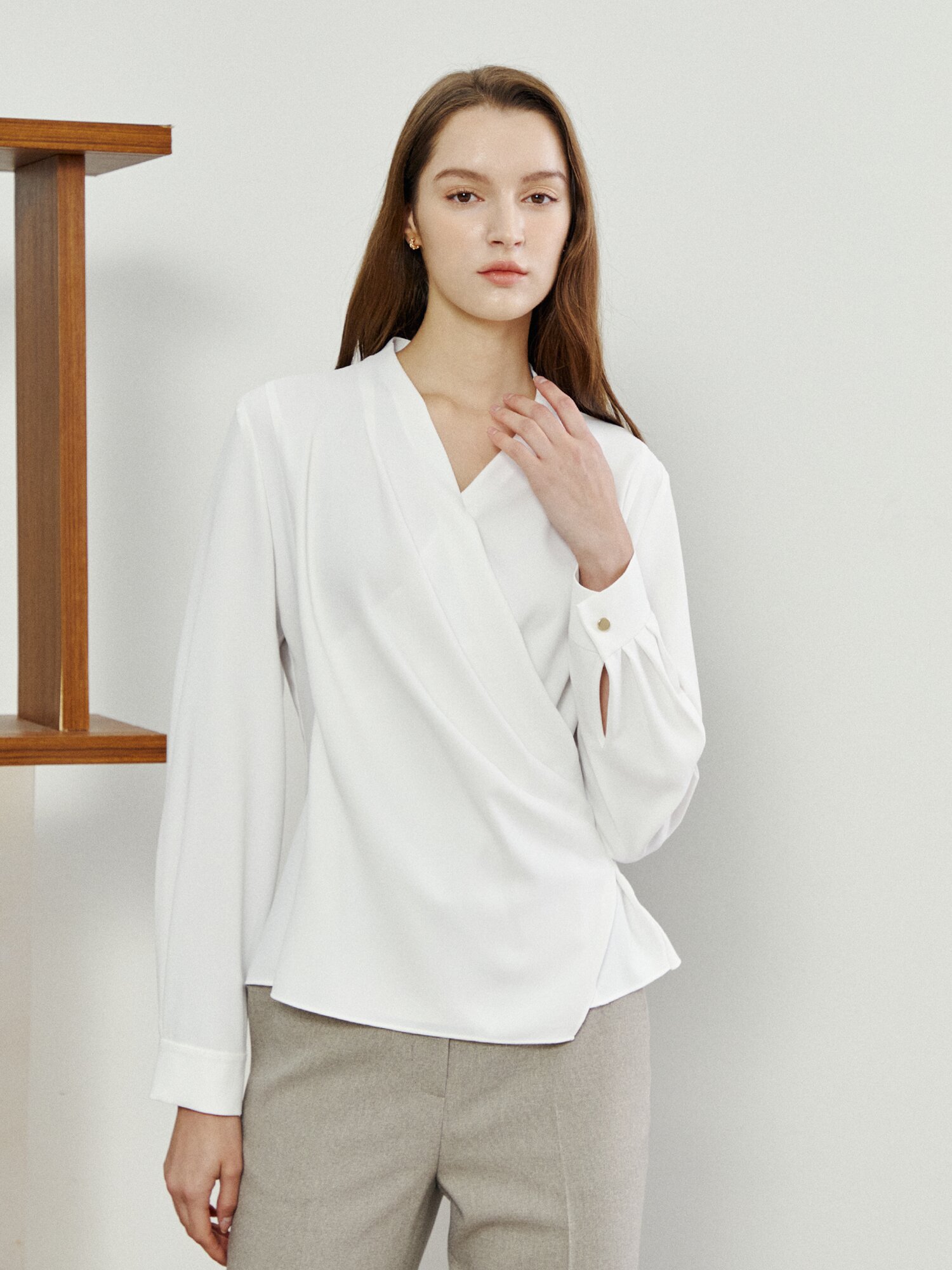 브이넥 스냅버튼 랩 블라우스 (WHITE)