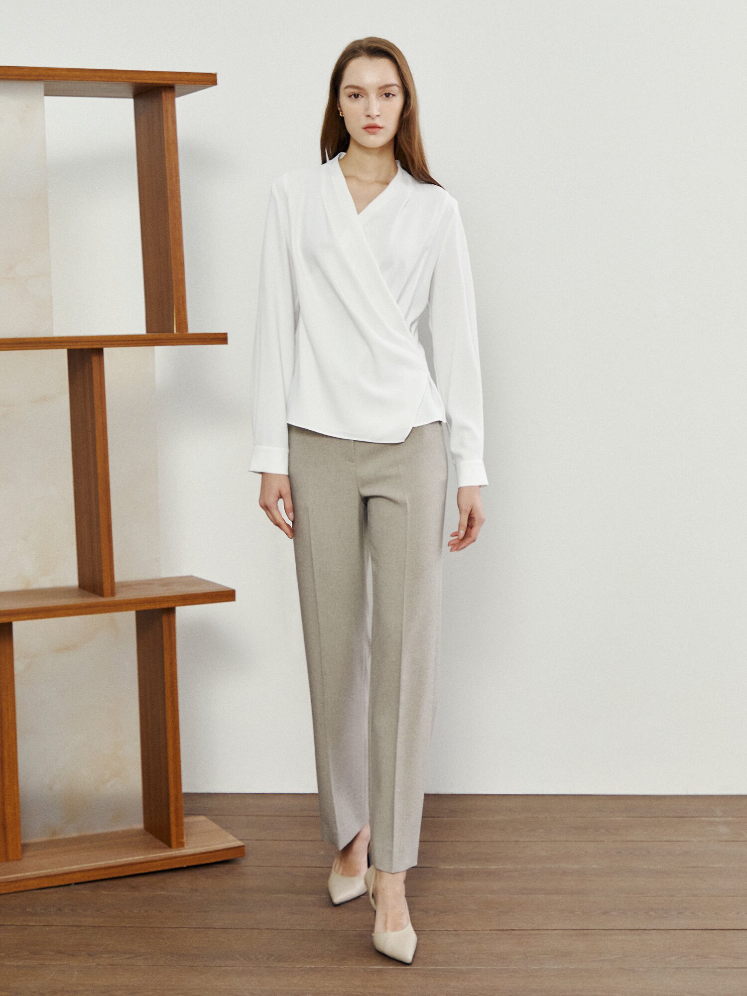 브이넥 스냅버튼 랩 블라우스 (WHITE)