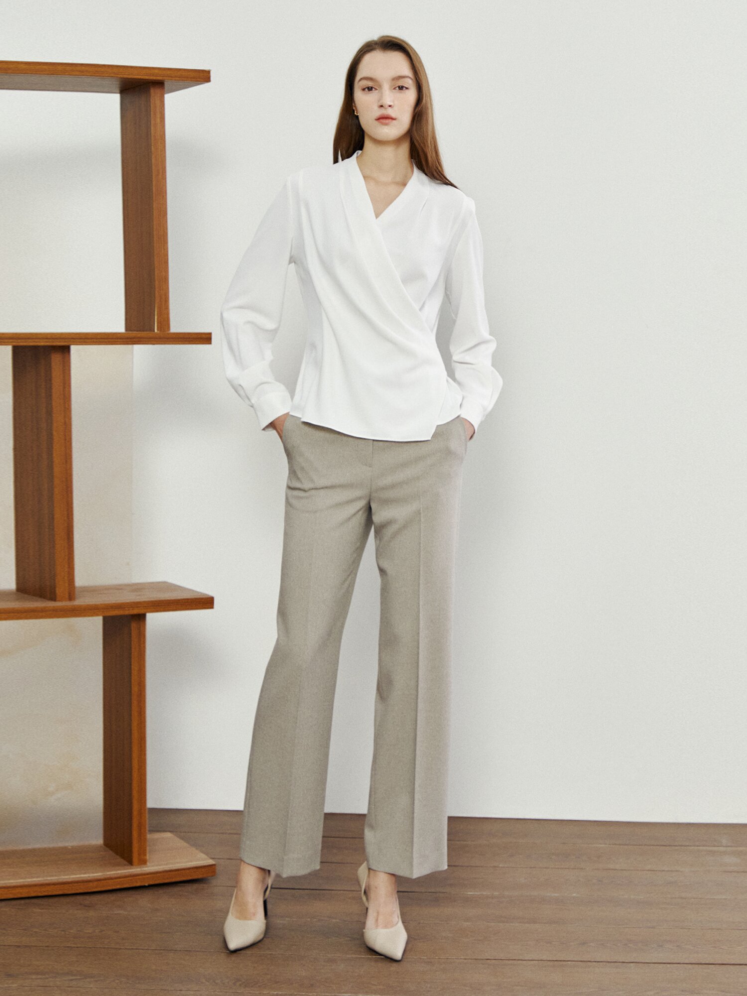 브이넥 스냅버튼 랩 블라우스 (WHITE)