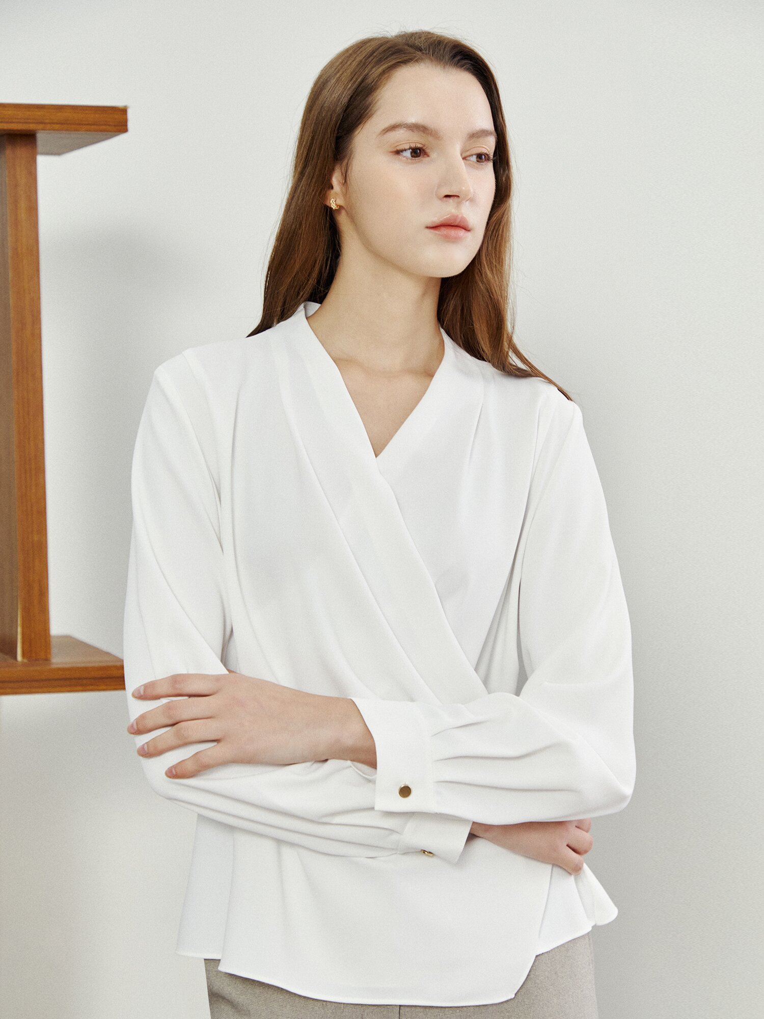 브이넥 스냅버튼 랩 블라우스 (WHITE)