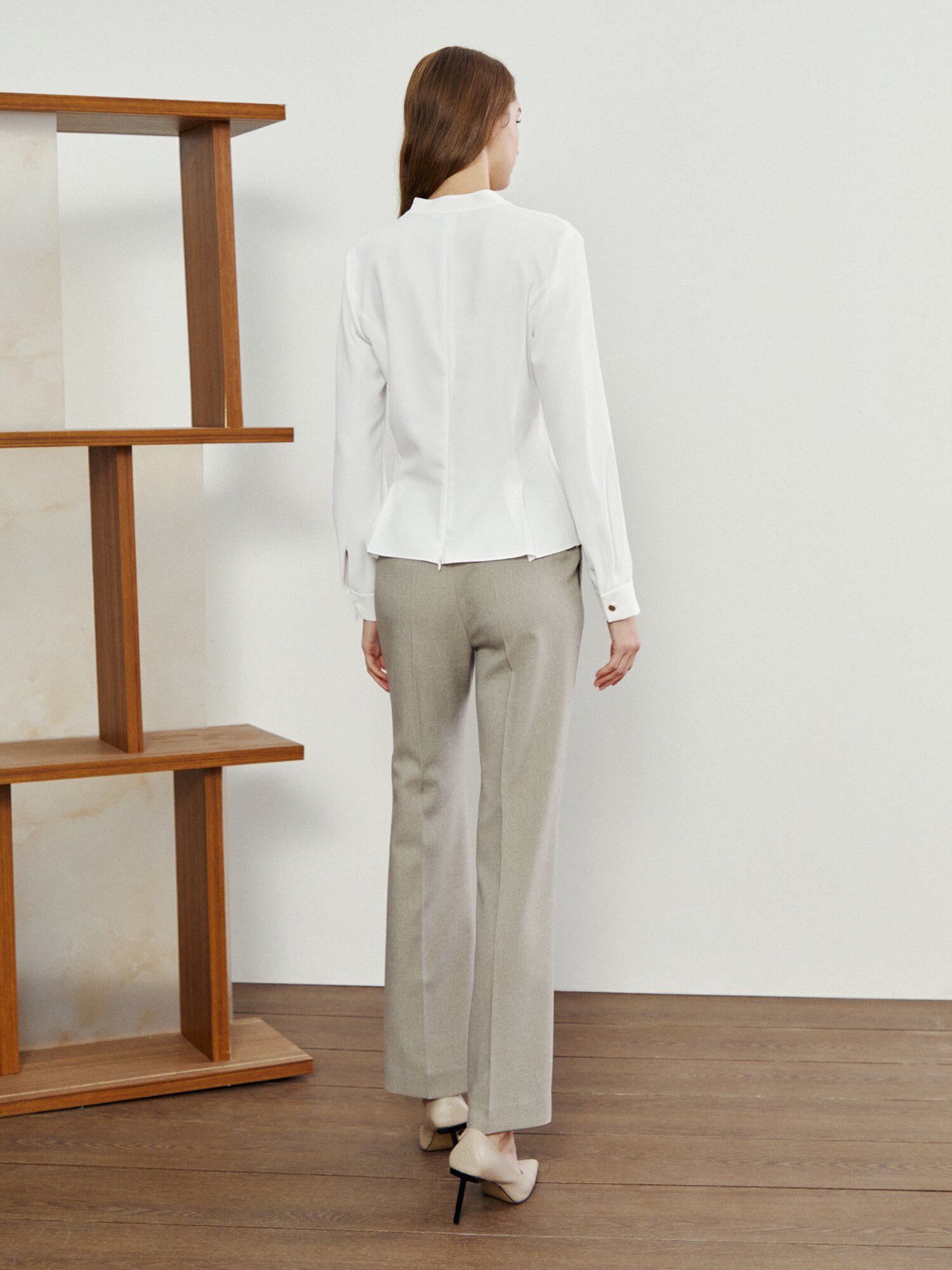 브이넥 스냅버튼 랩 블라우스 (WHITE)