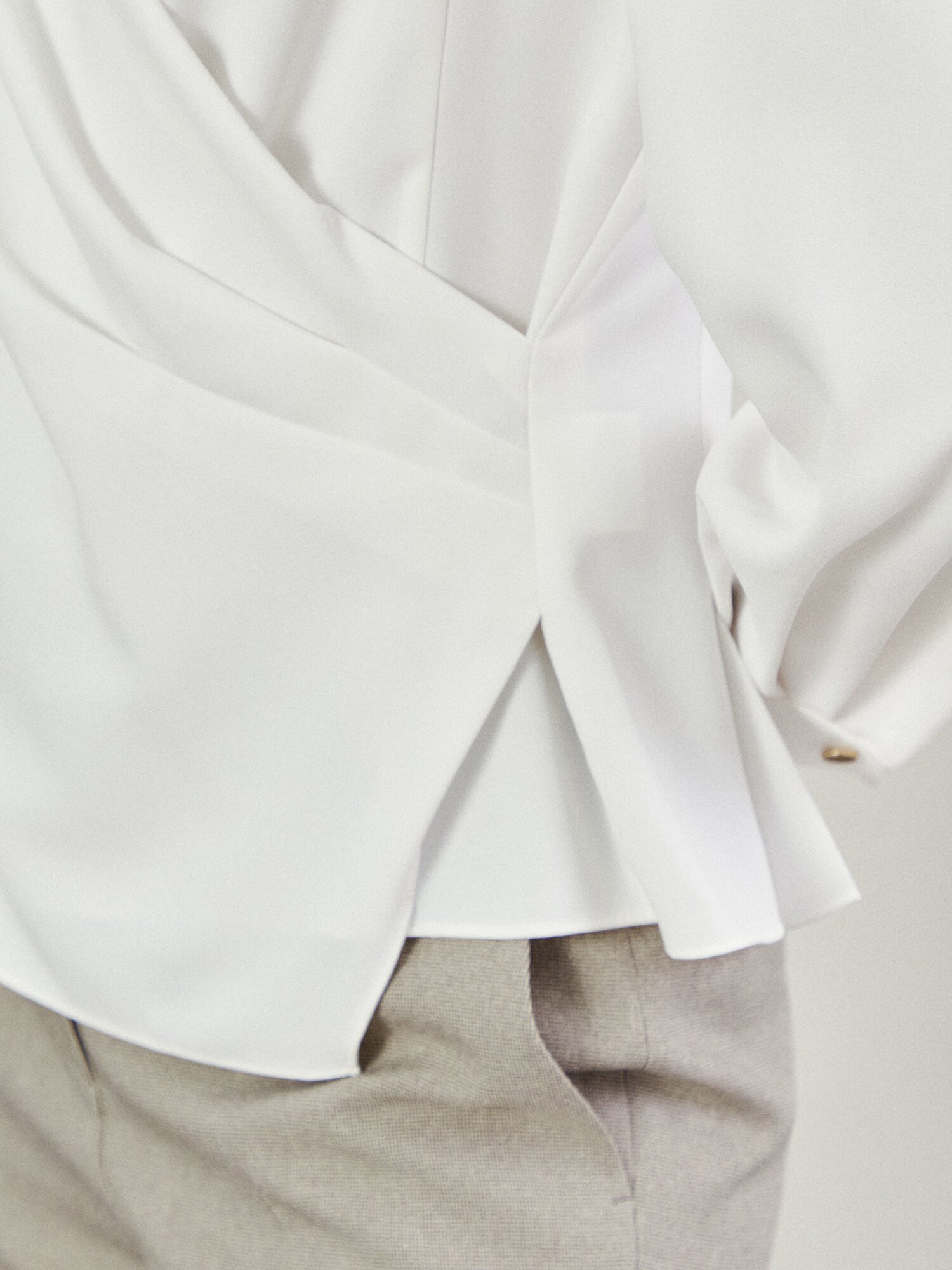 브이넥 스냅버튼 랩 블라우스 (WHITE)