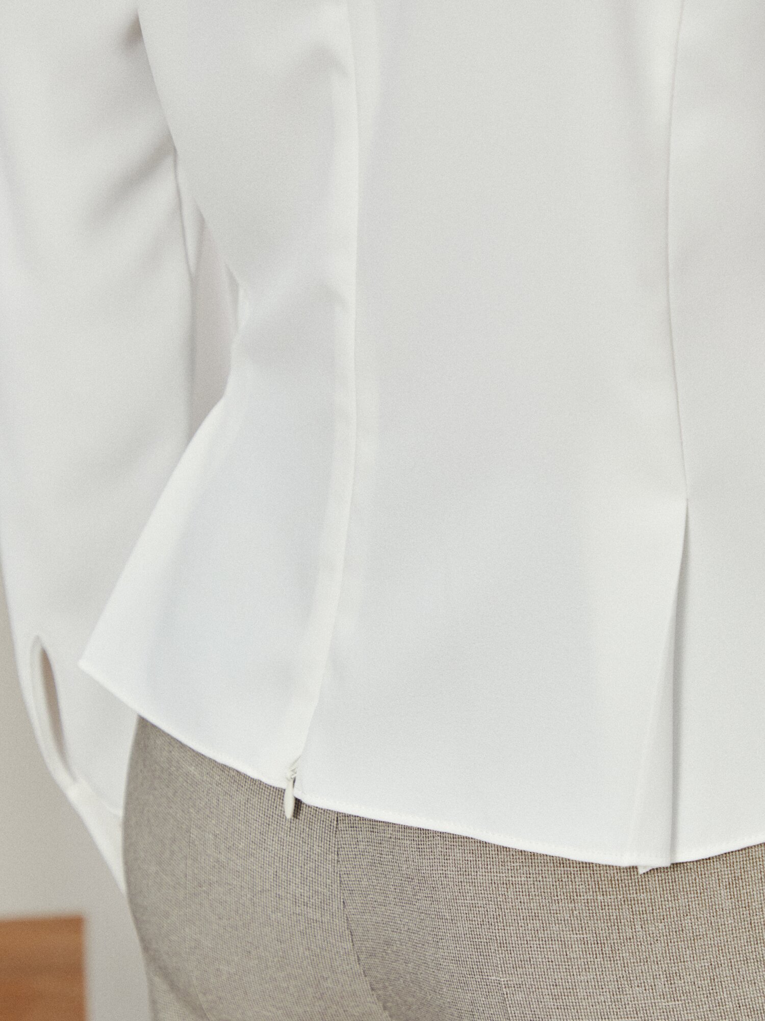 브이넥 스냅버튼 랩 블라우스 (WHITE)